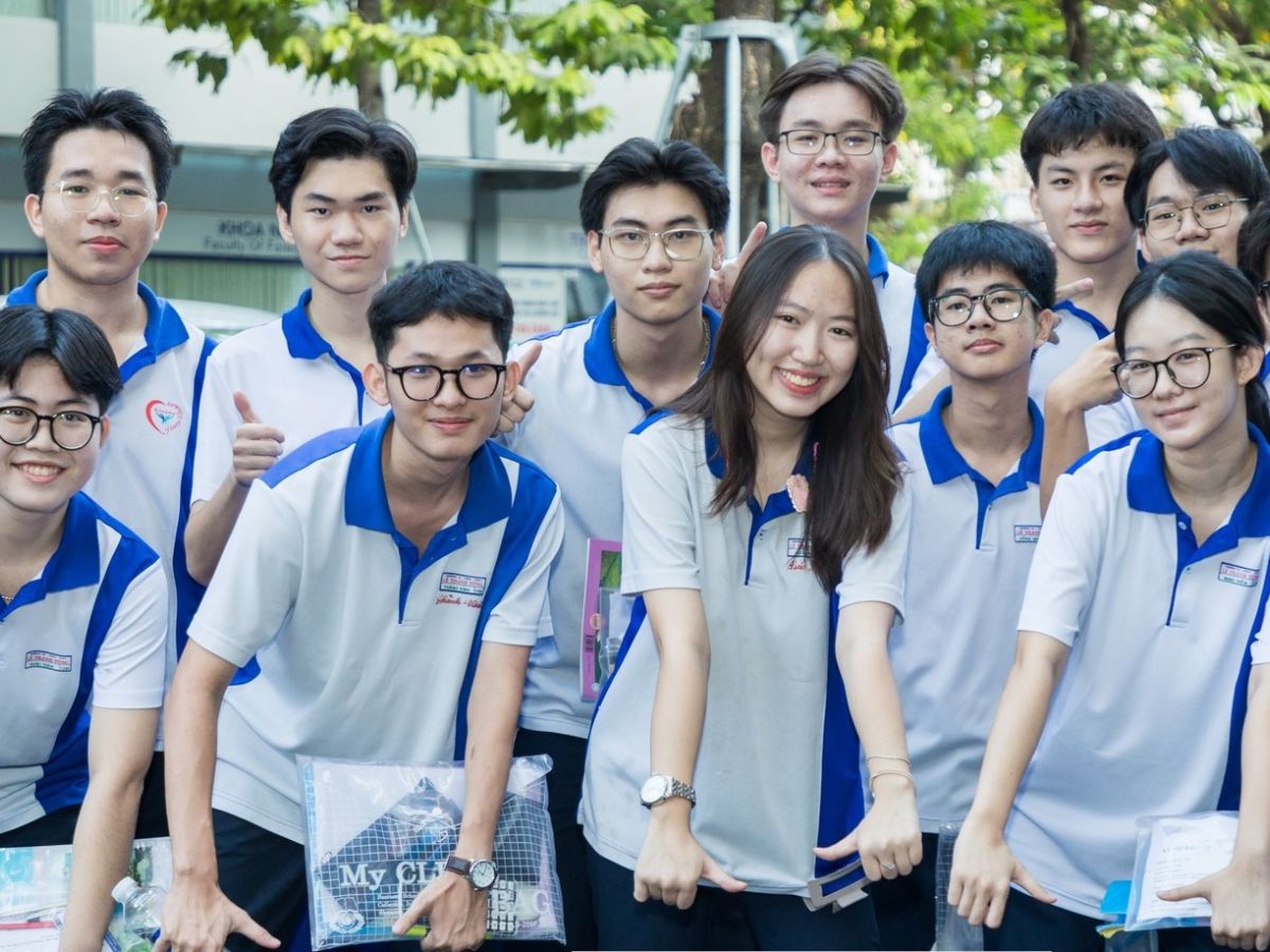 Đồng phục thể dục bao gồm áo polo và áo khoác